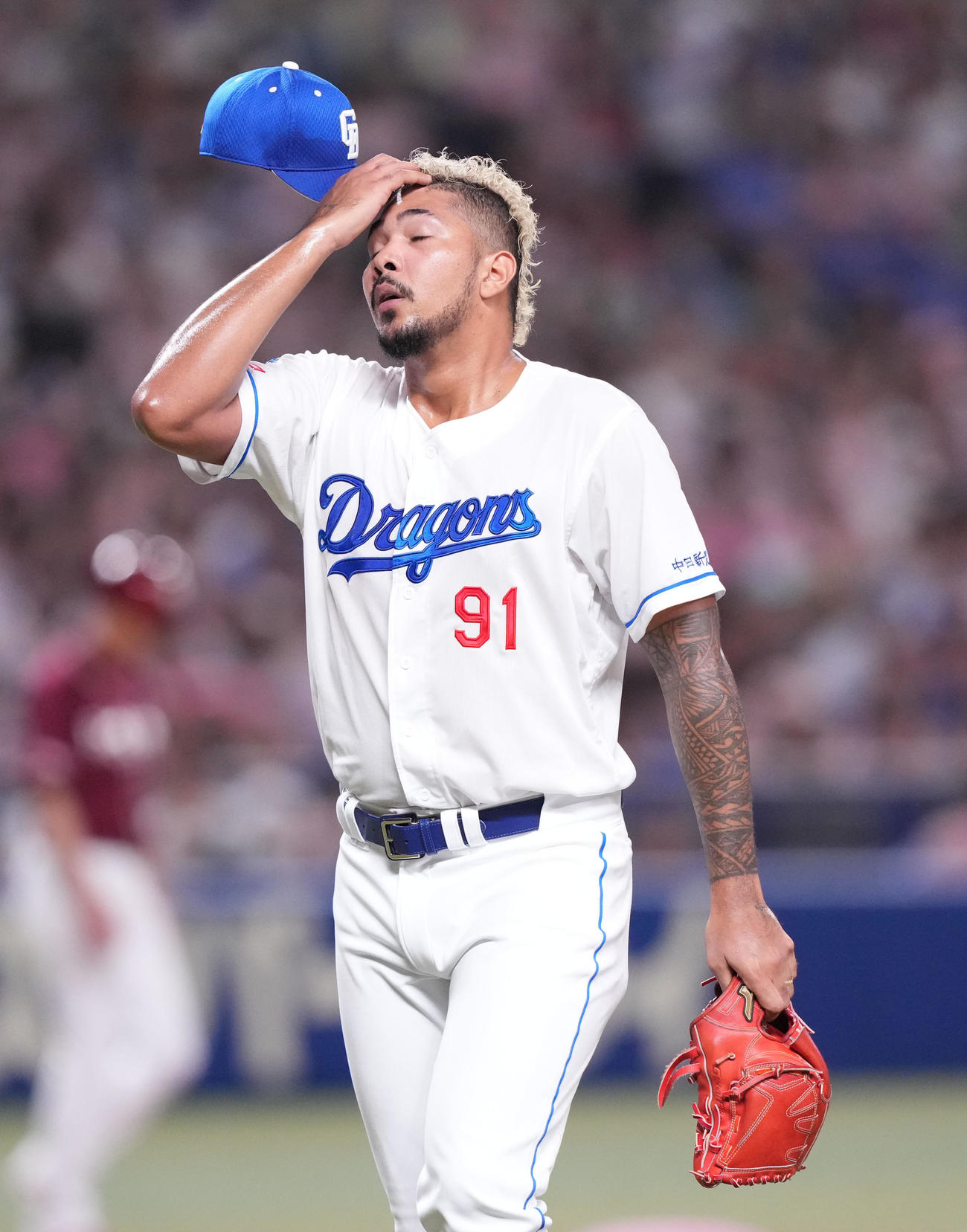 中日対楽天　2回表終了、汗を拭きながらベンチへ戻るメヒア（撮影・森本幸一）