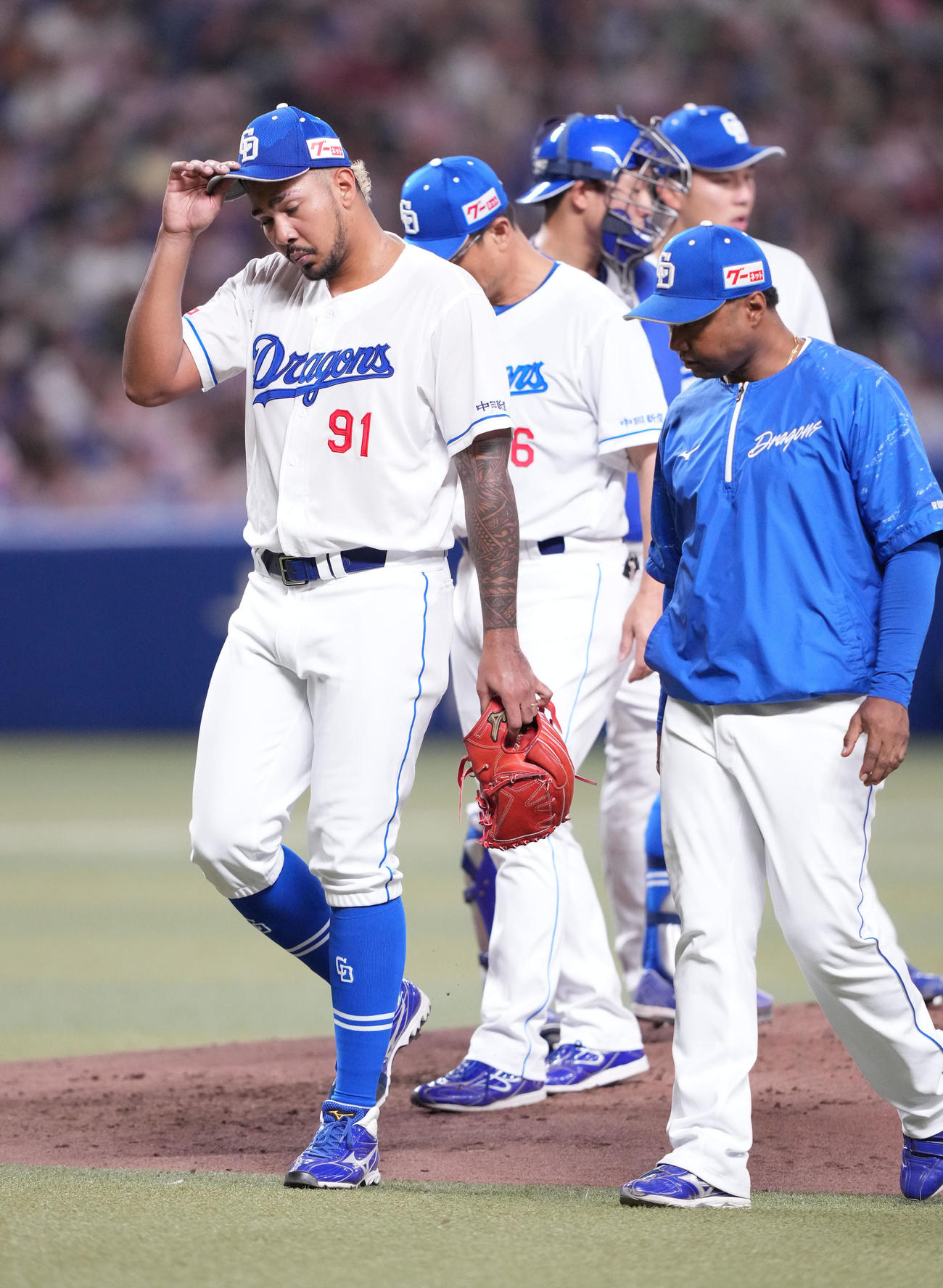 中日対楽天　4回表楽天1死三塁、マウンドを降りるメヒア（左）（撮影・森本幸一）