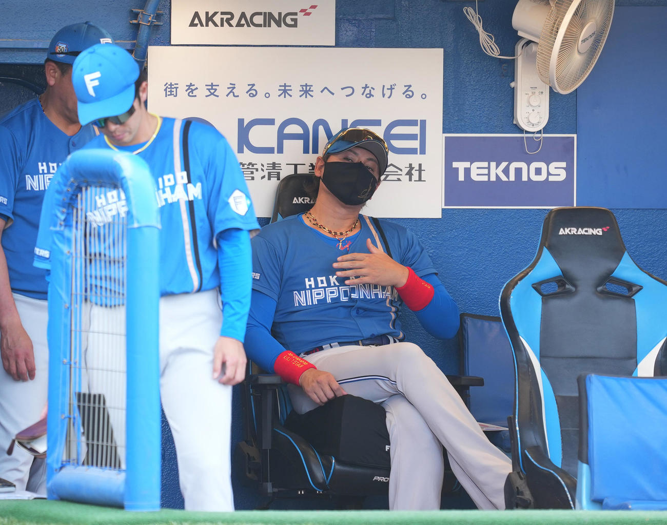 ヤクルト対日本ハム　7回、浮かない表情で試合を見つめる日本ハム新庄監督（右）（撮影・菅敏）