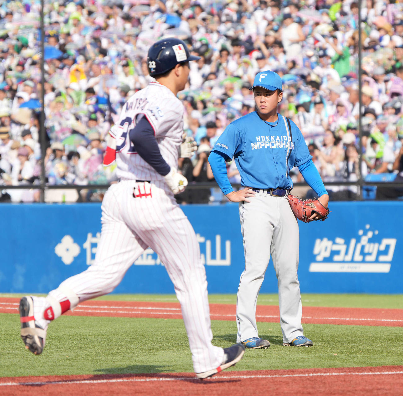 ヤクルト対日本ハム　7回裏ヤクルト1死一、二塁、日本ハム2番手で登板した畔柳は松本直（左）に左越えの3点本塁打を許す（撮影・小沢裕）