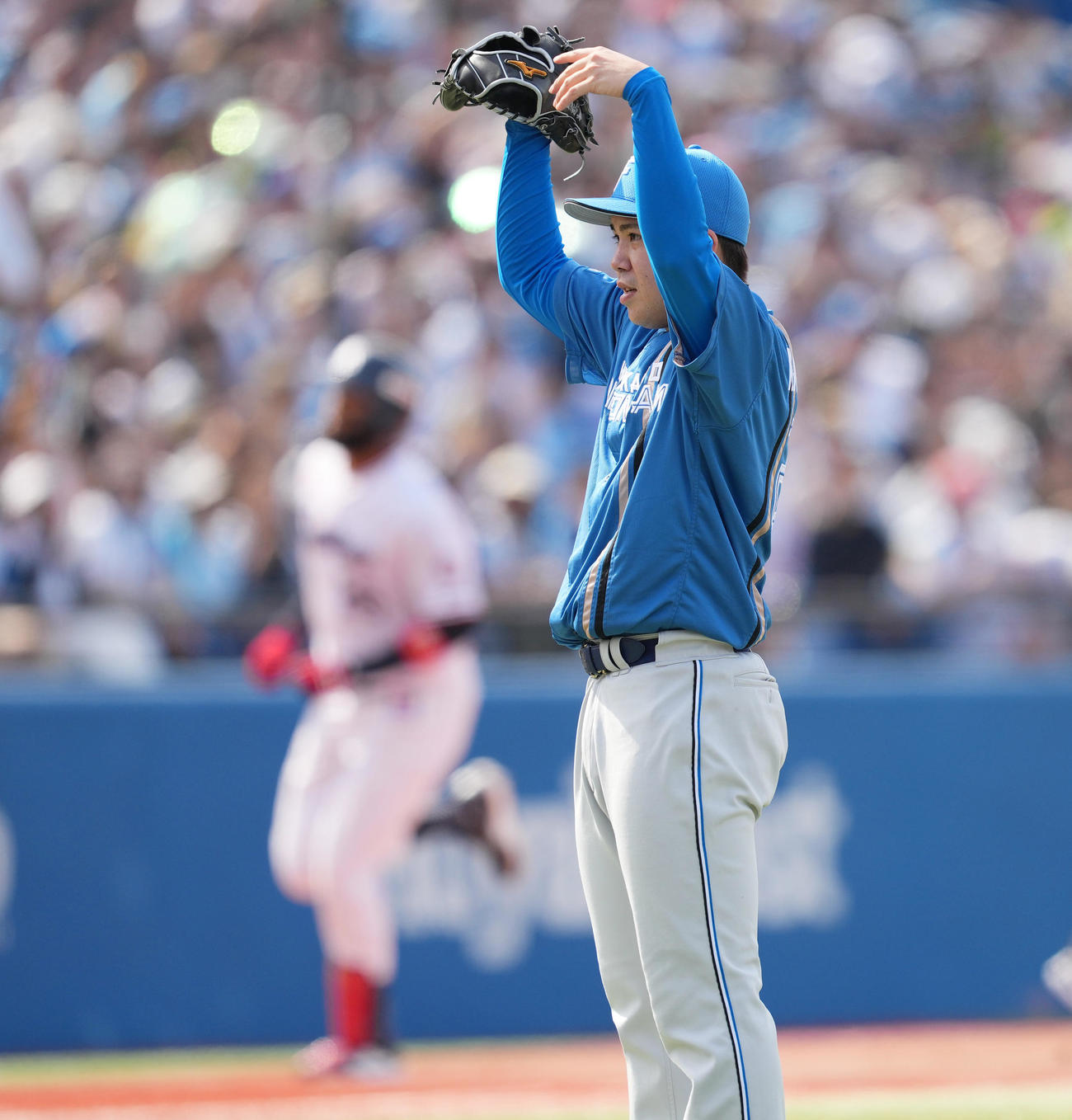 ヤクルト対日本ハム　4回裏ヤクルト2死一、二塁、サンタナ（後方）に3点本塁打を打たれ、浮かない表情を見せる金村（撮影・菅敏）