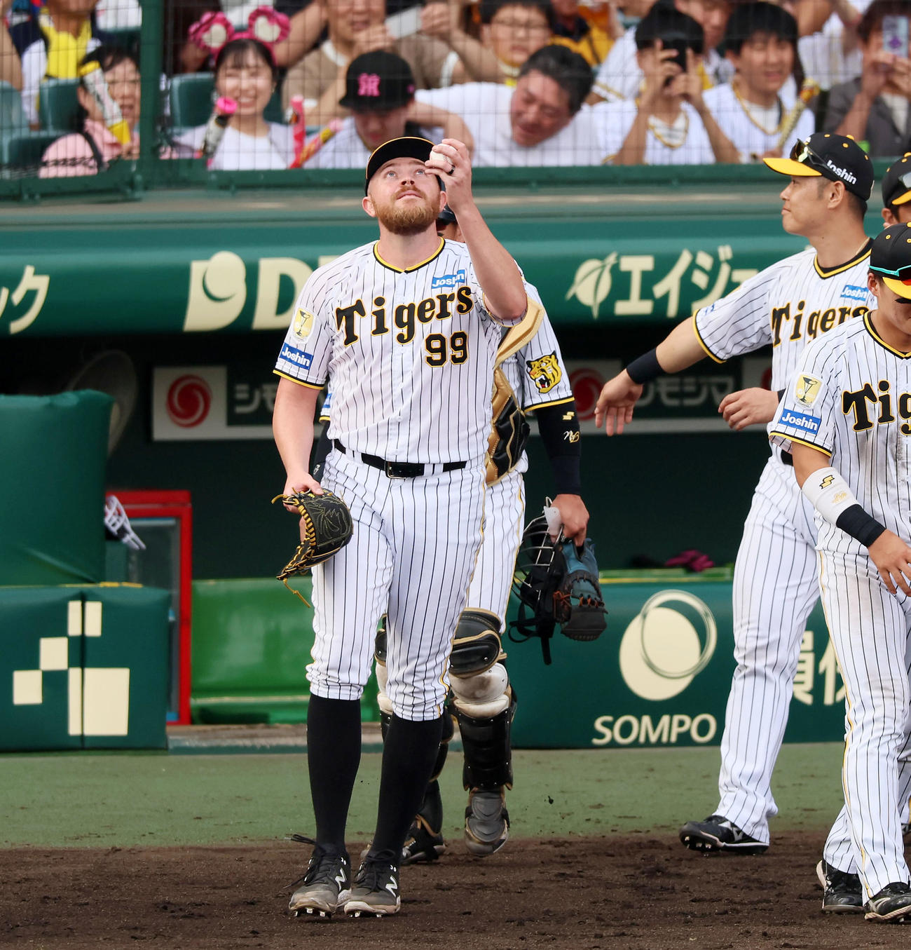 阪神対西武　西武に完投勝利のビーズリーはウイニングボールを空に向ける（撮影・加藤哉）