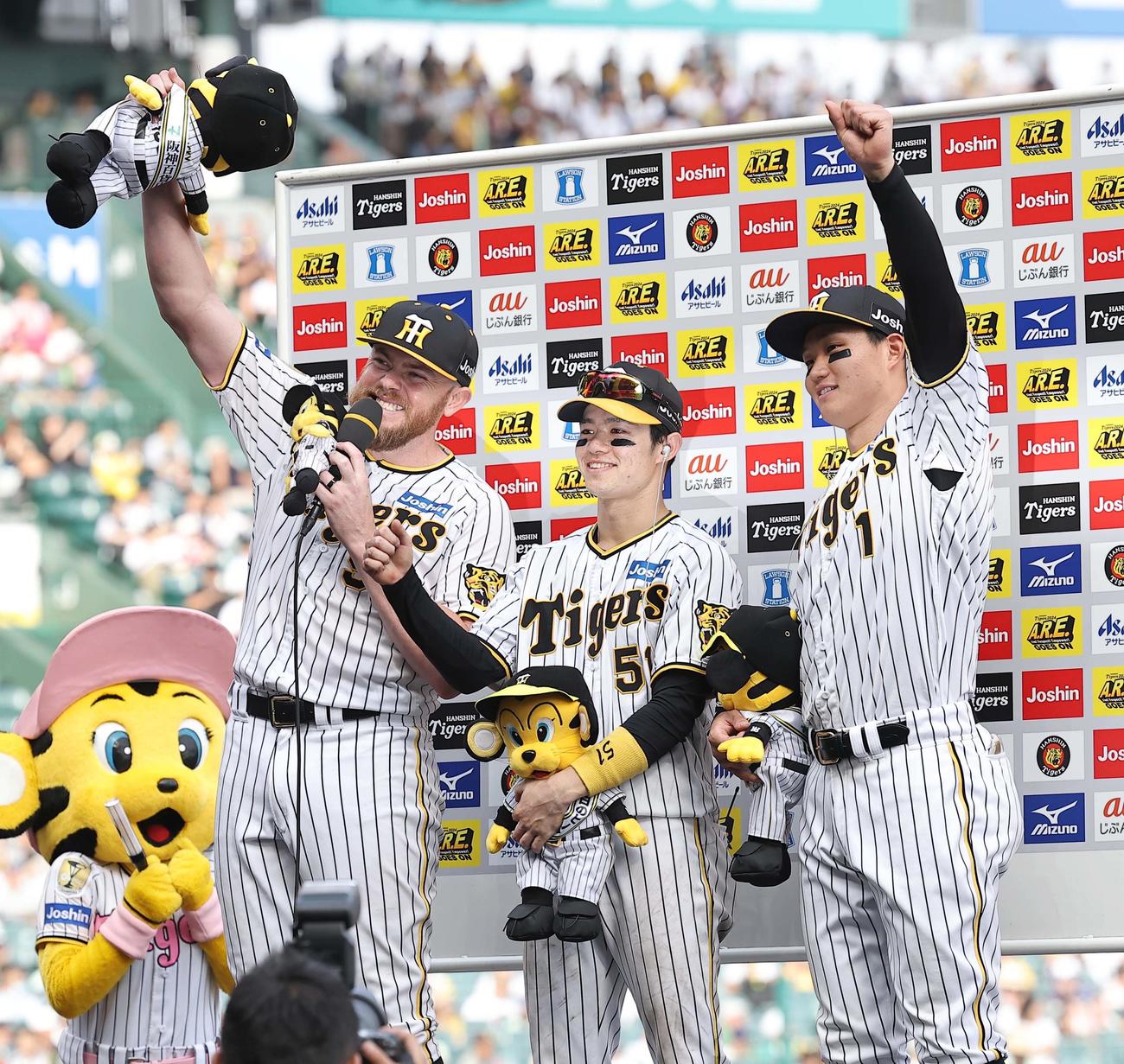 阪神対西武　お立ち台でガッツポーズする、左からビーズリー、中野、森下（撮影・上田博志）