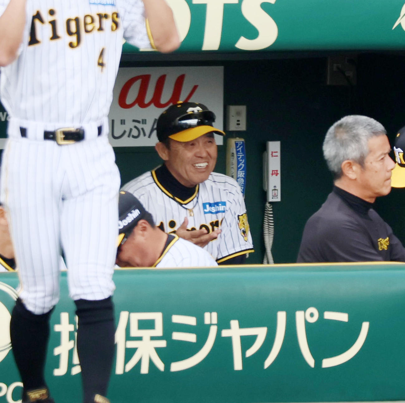 阪神対西武　6回表を終えベンチで白い歯を見せる岡田監督（撮影・加藤哉）