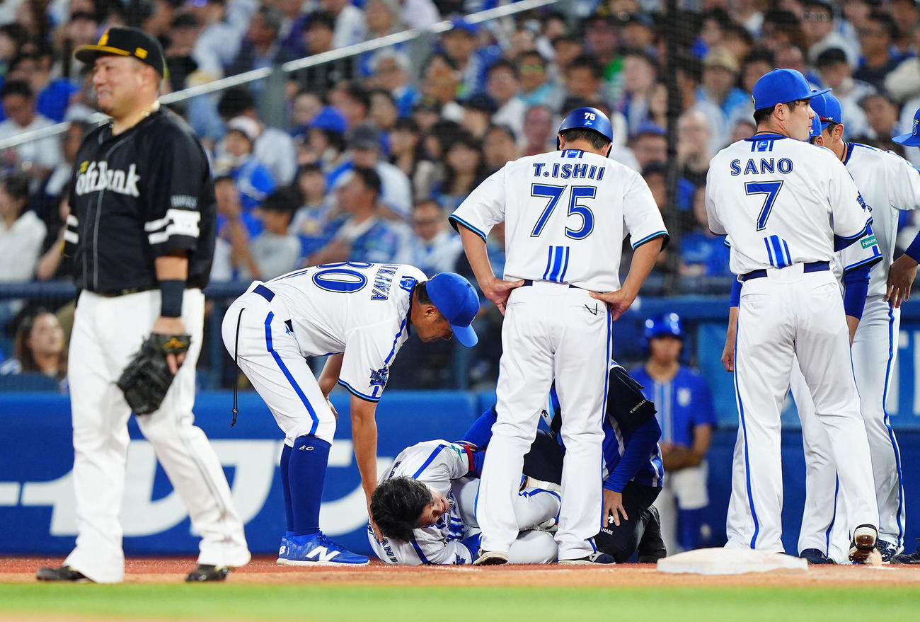 7日、DeNA対ソフトバンク　3回裏DeNA無死、右ゴロを倒れ塁上で転倒しうずくまる上茶谷（下）（撮影・垰建太）