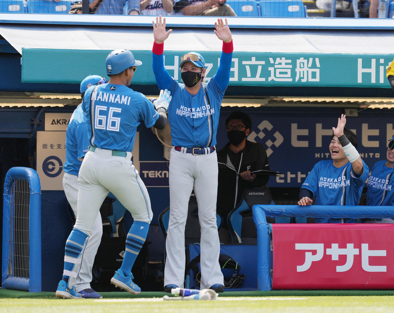 ヤクルト対日本ハム　3回表日本ハム1死、左越えに先制ソロ本塁打を放った万波（左）を迎える新庄監督（中央）（撮影・菅敏）