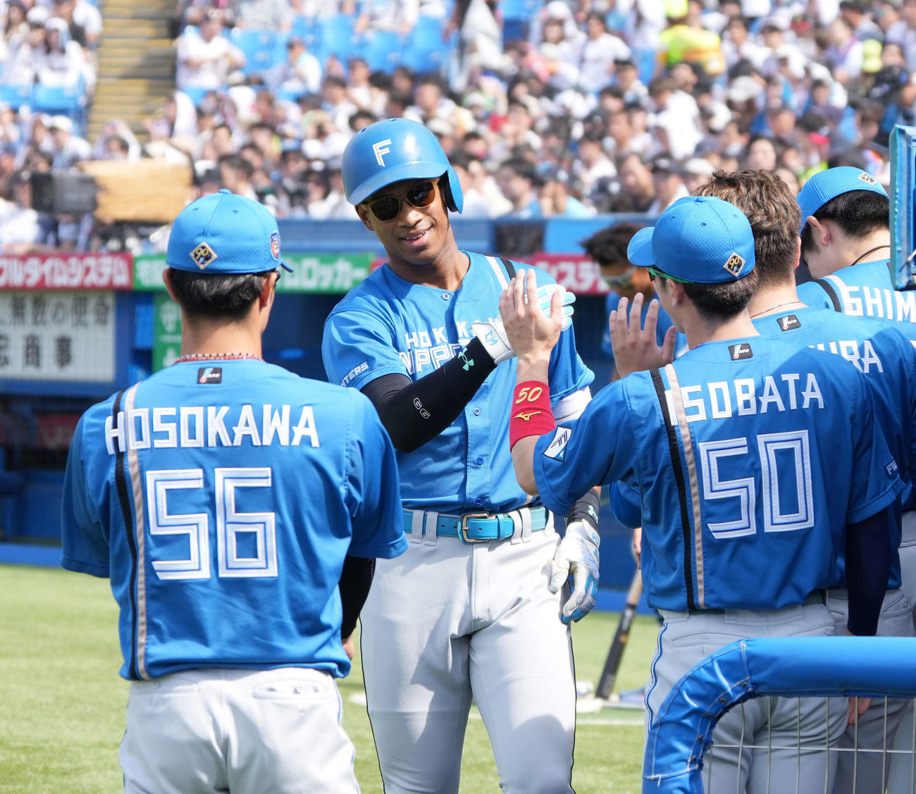 ヤクルト対日本ハム　3回表日本ハム1死、万波（中央）は左越えに先制ソロ本塁打を放ちベンチのナインの祝福を受ける（撮影・小沢裕）