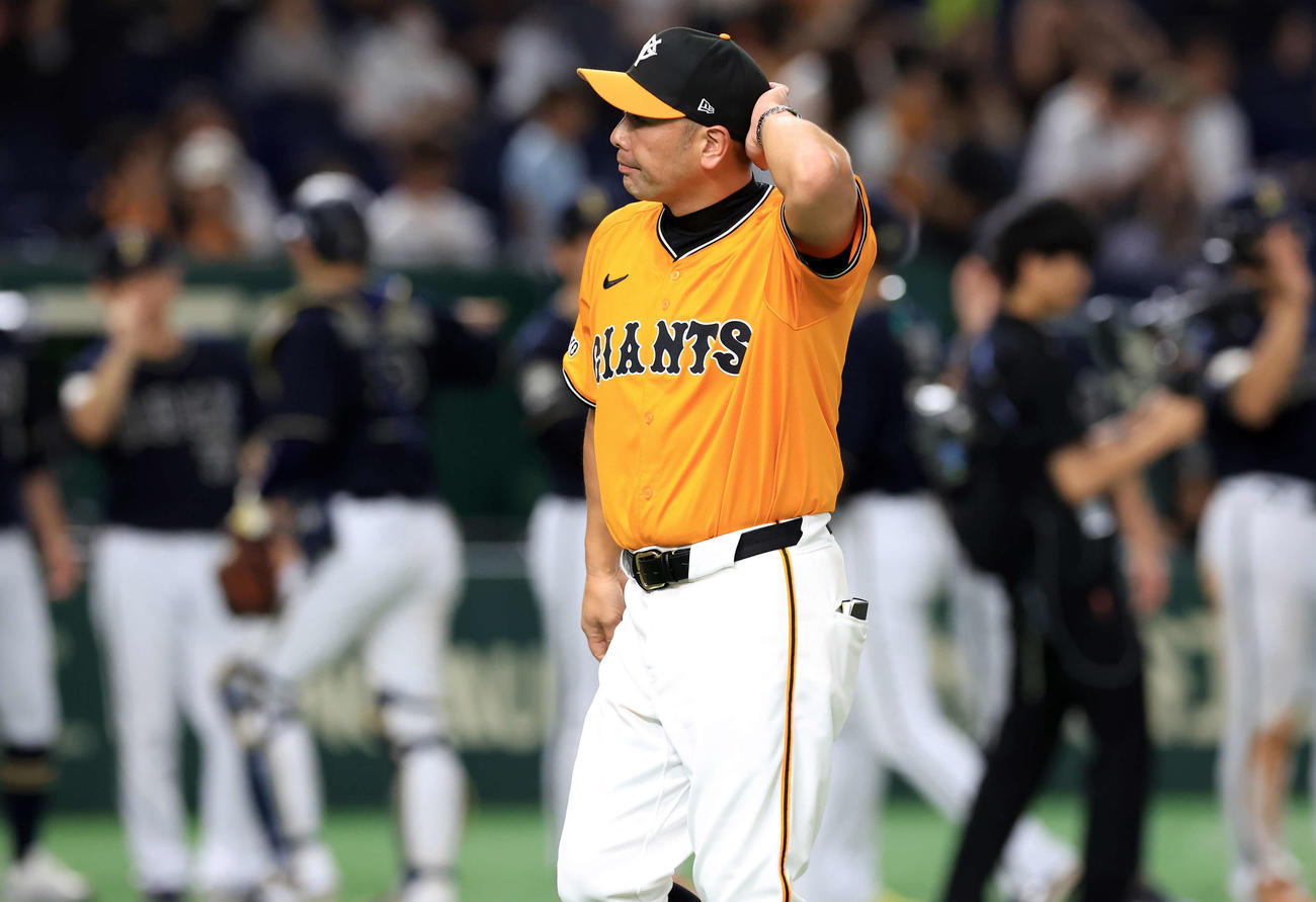 巨人対オリックス　連続完封負けに、頭を抱えて引き揚げる巨人阿部監督（撮影・浅見桂子）