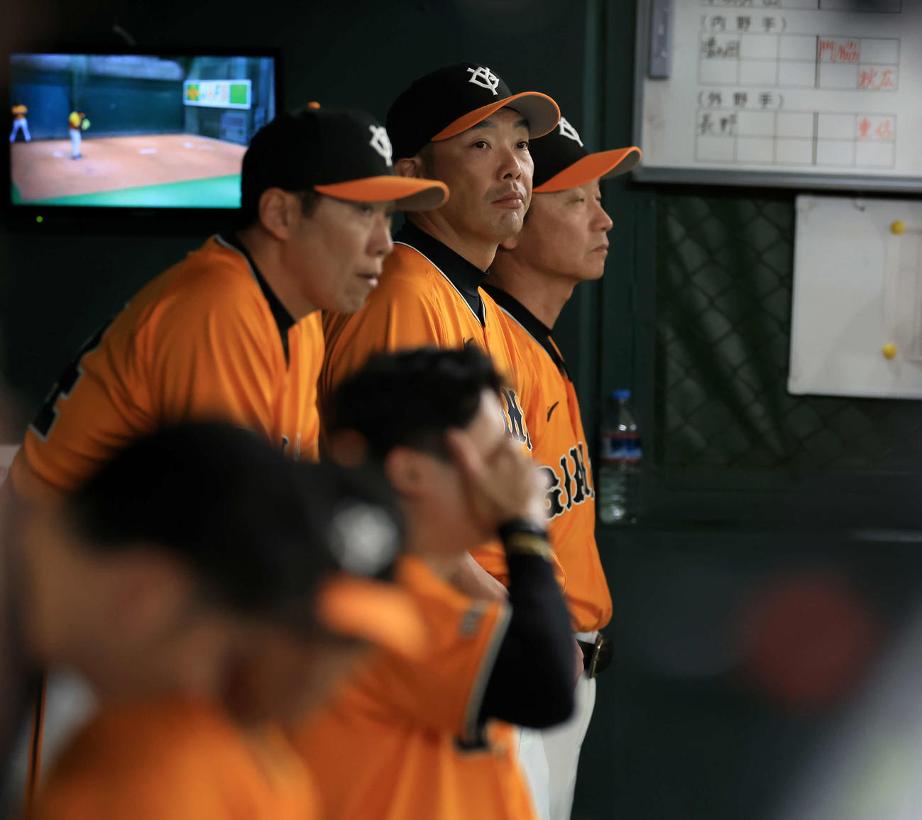 巨人対オリックス　7回裏巨人2死満塁のチャンスを生かせず、ぼう然とする阿部監督（中央）（撮影・浅見桂子）