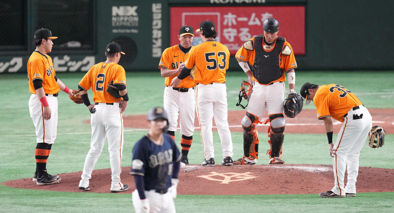 巨人対オリックス　8回表、降板する高梨（中央）と浮かない表情の巨人阿部監督（中央左）（撮影・鈴木みどり）