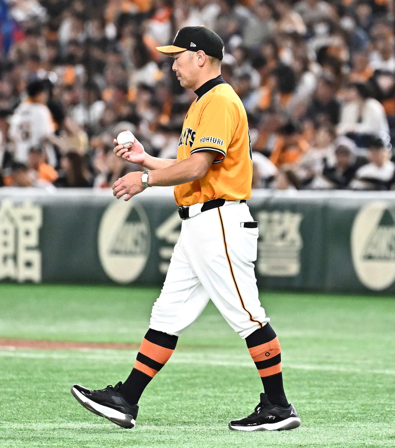 巨人対オリックス　8回表、投手の交代を告げにマウンドへ向かう巨人阿部監督（撮影・滝沢徹郎）