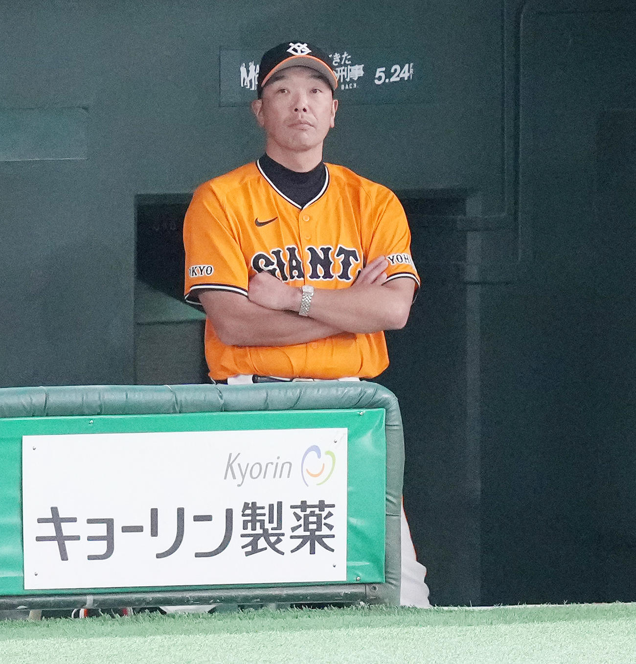 巨人対オリックス　ベンチで腕を組む巨人阿部監督（撮影・鈴木みどり）