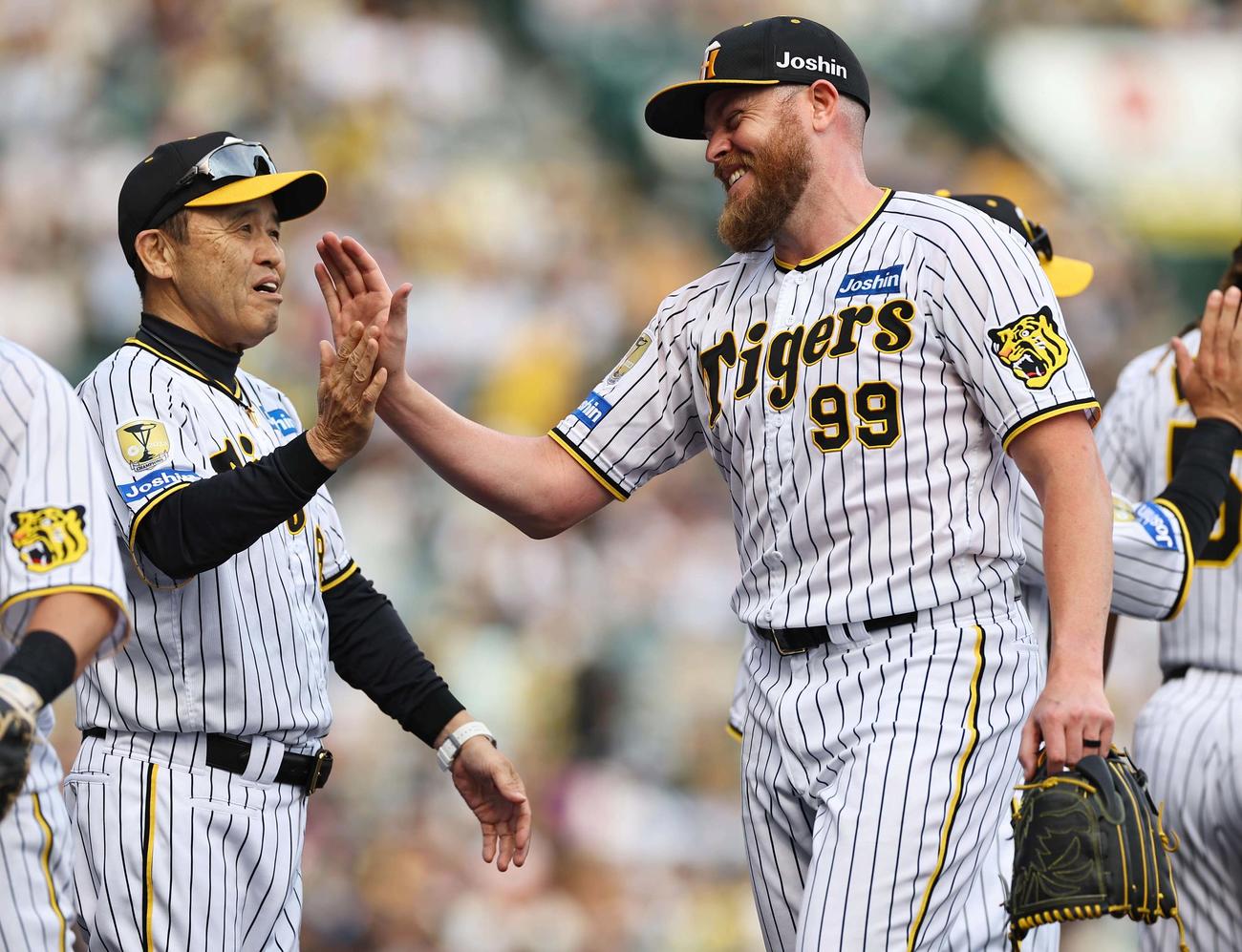 阪神対西武　完投勝利したビーズリー（右）は岡田監督と笑顔でハイタッチをする（撮影・上田博志）