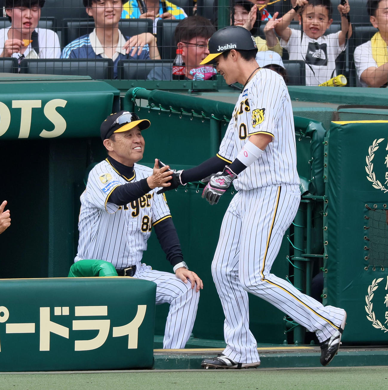 阪神対西武　3回裏阪神1死一、二塁、岡田監督（左）は中野の右適時二塁打で生還した二塁走者木浪を出迎える（撮影・加藤哉）