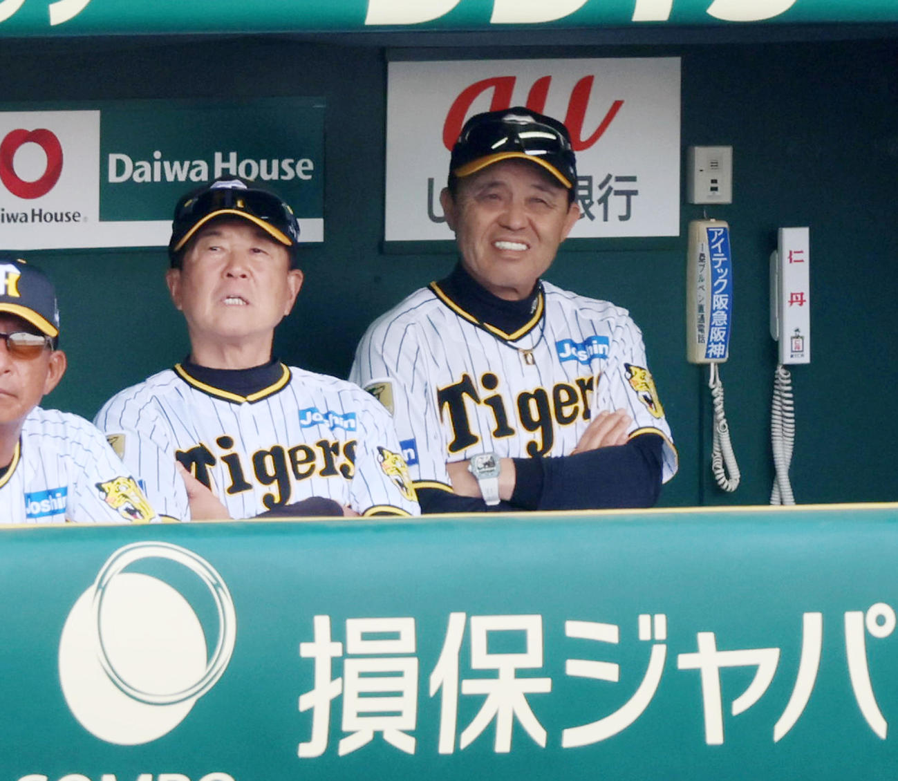 阪神対西武　7回裏、ベンチで白い歯を見せる岡田監督（撮影・加藤哉）