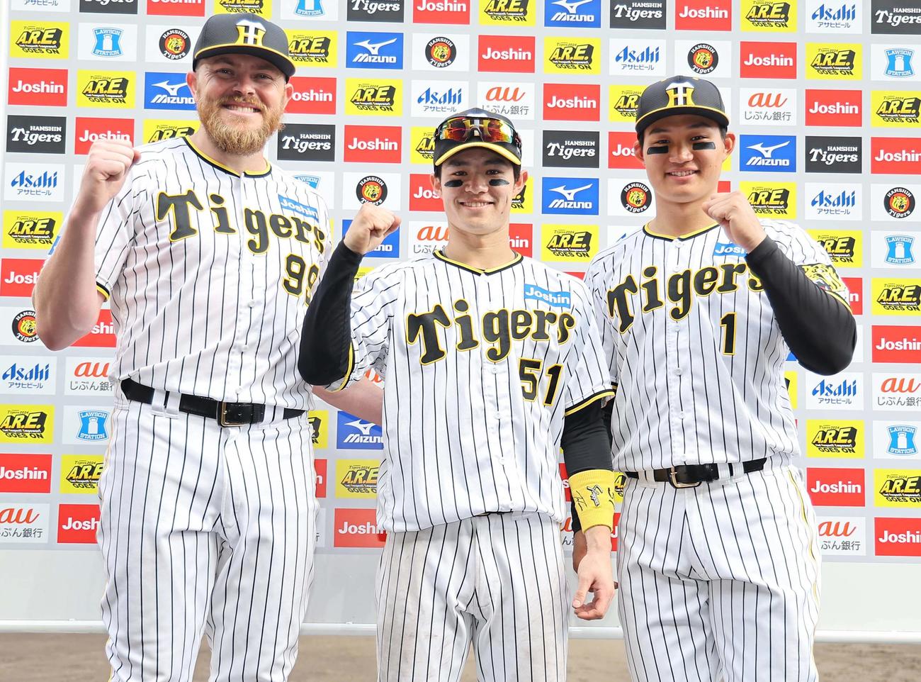 阪神対西武　お立ち台で笑顔を見せる左からビーズリー、中野、森下（撮影・上田博志）