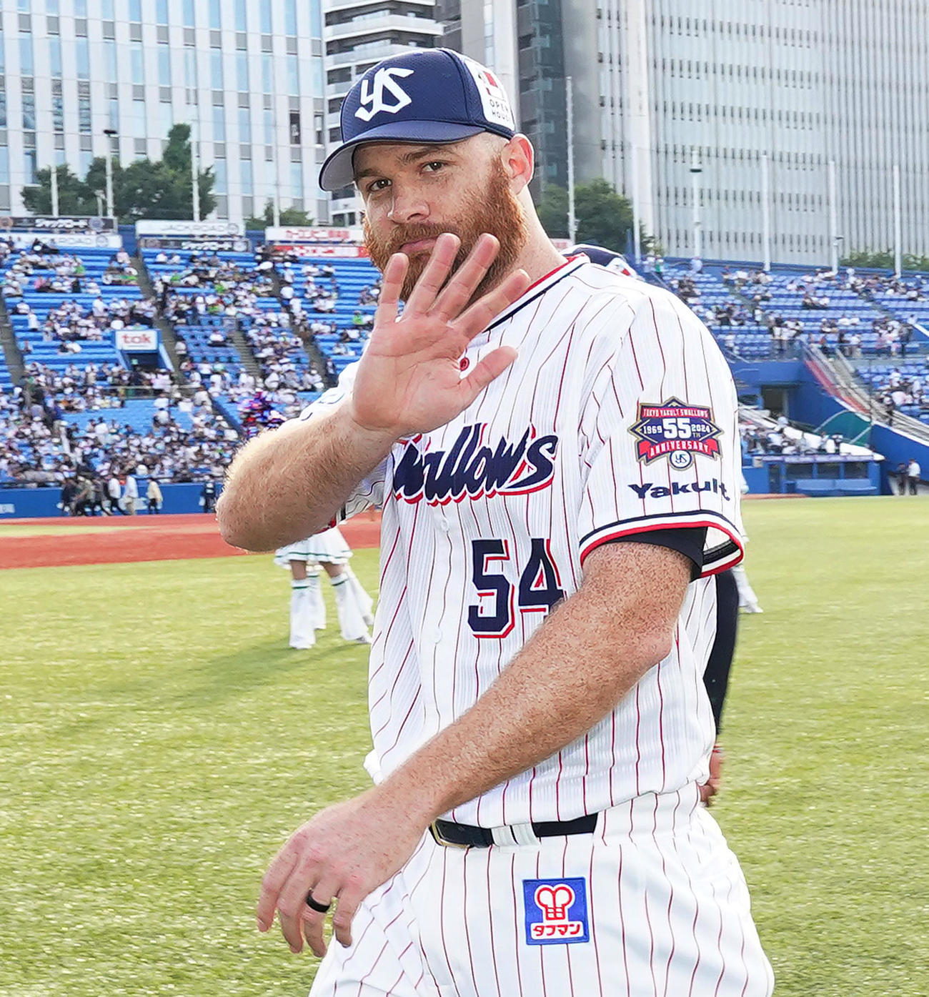 ヤクルト対日本ハム　今季初勝利を飾り、ファンの歓声に応えるヤクルト・サイスニード（撮影・菅敏）