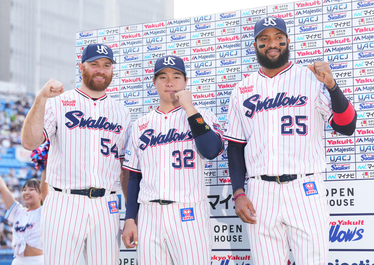 日本ハムに勝利し、ガッツポーズをする、左からサイスニード、松本直、サンタナ（撮影・菅敏）