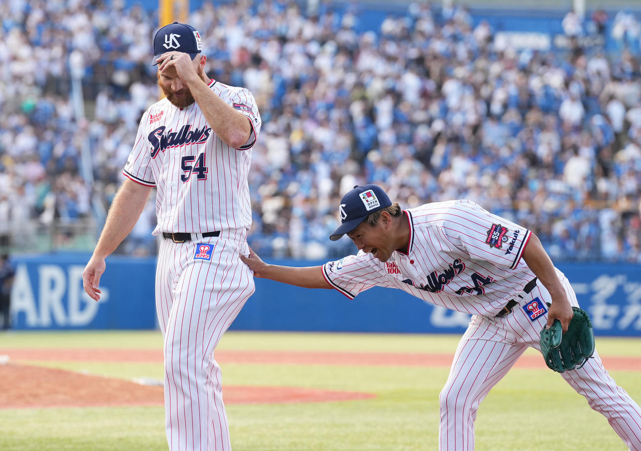 今季初勝利を飾り、田口（右）に祝福されるヤクルト・サイスニード（撮影・菅敏）