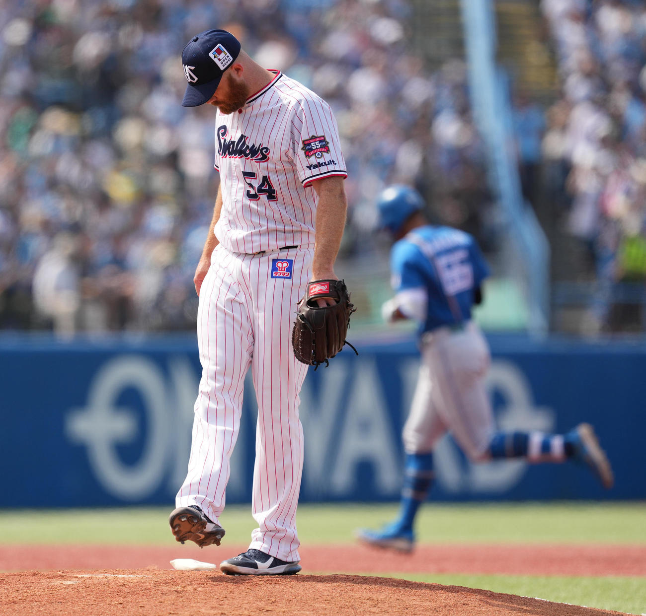 ヤクルト対日本ハム　3回表日本ハム1死、万波（後方）に先制ソロ本塁打を打たれ、マウンドで肩を落とすサイスニード（撮影・菅敏）