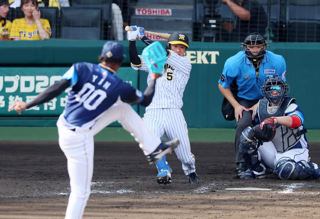 阪神対西武　7回裏阪神2死一塁、近本は左前打を放つ。投手はヤン（撮影・加藤哉）