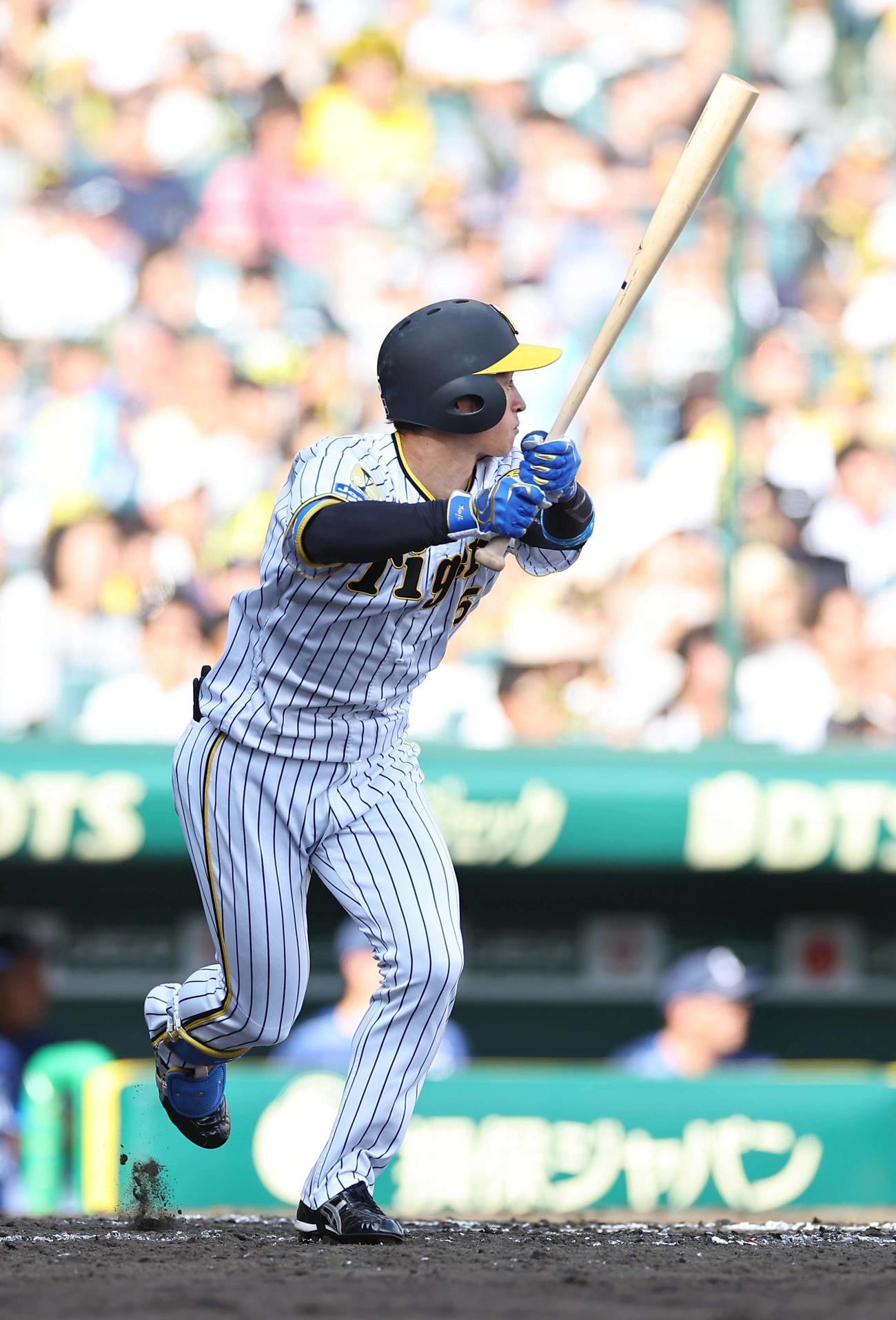 阪神対西武　7回裏阪神2死一塁、近本は左前打を放つ（撮影・上田博志）