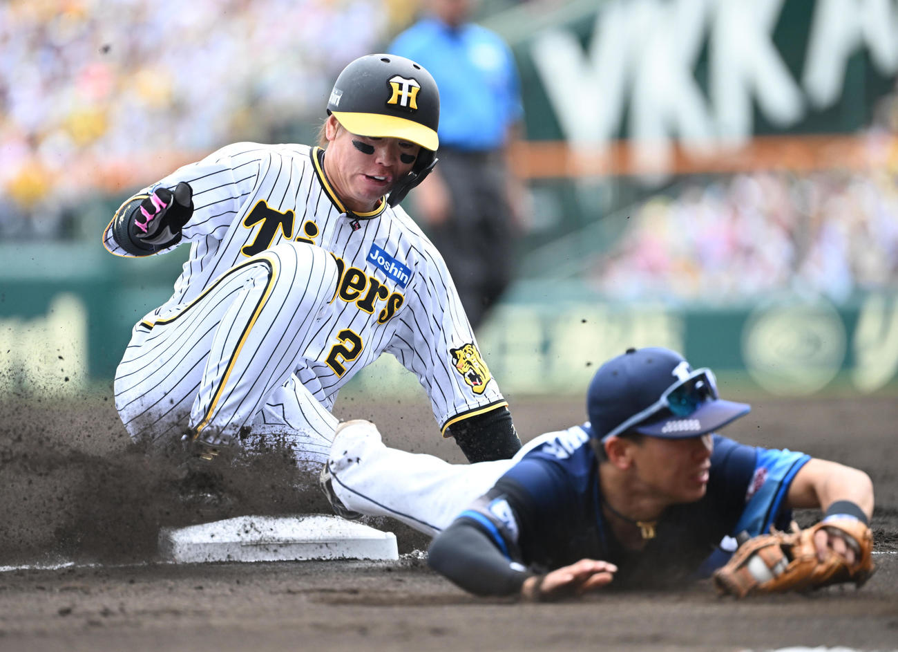 阪神対西武　3回裏阪神無無死一、二塁、ビーズリーの送りバントは失敗し梅野は三塁で封殺される（撮影・和賀正仁）