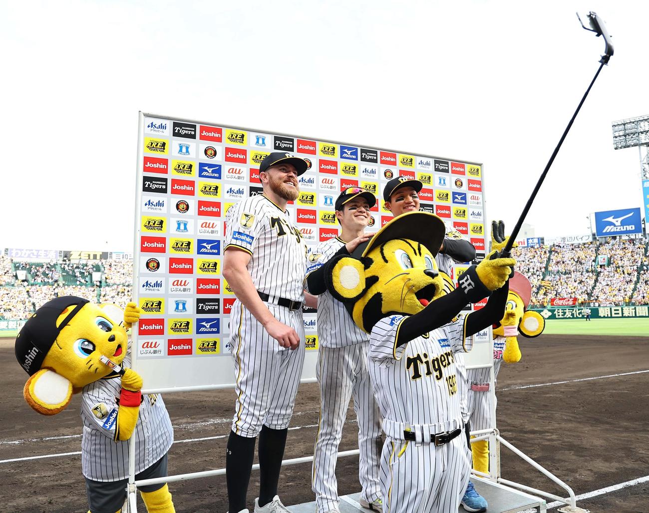 阪神対西武　トラッキーと記念撮影をする左からビーズリー、中野、森下（撮影・上田博志）