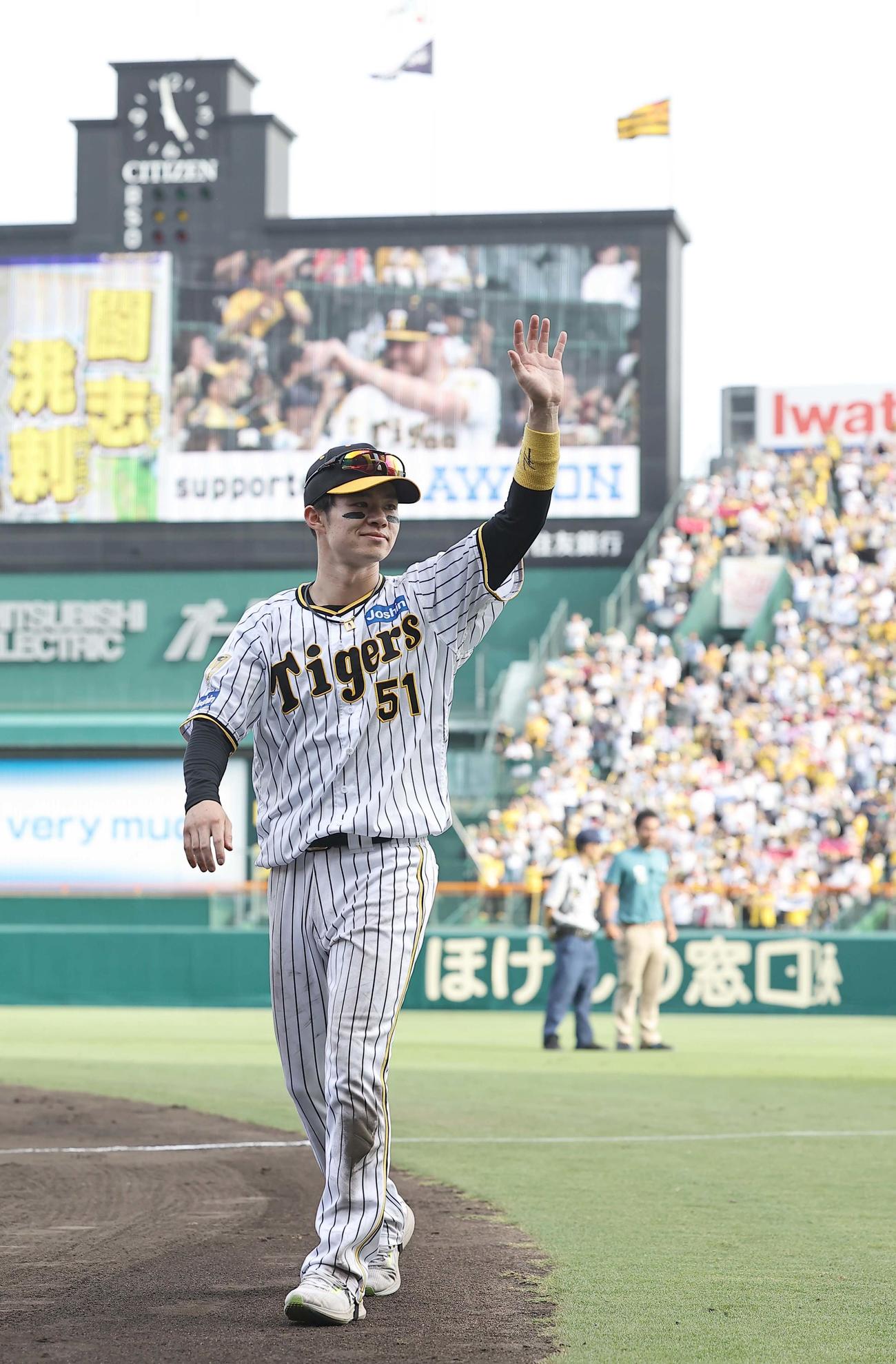 阪神対西武　ファンの歓声に応える中野（撮影・上田博志）