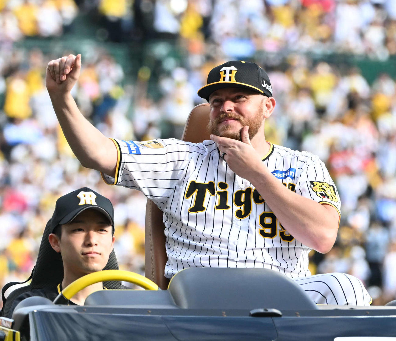 阪神対西武　ビクトリーランでファンの声援に応えるビーズリー（撮影・和賀正仁）