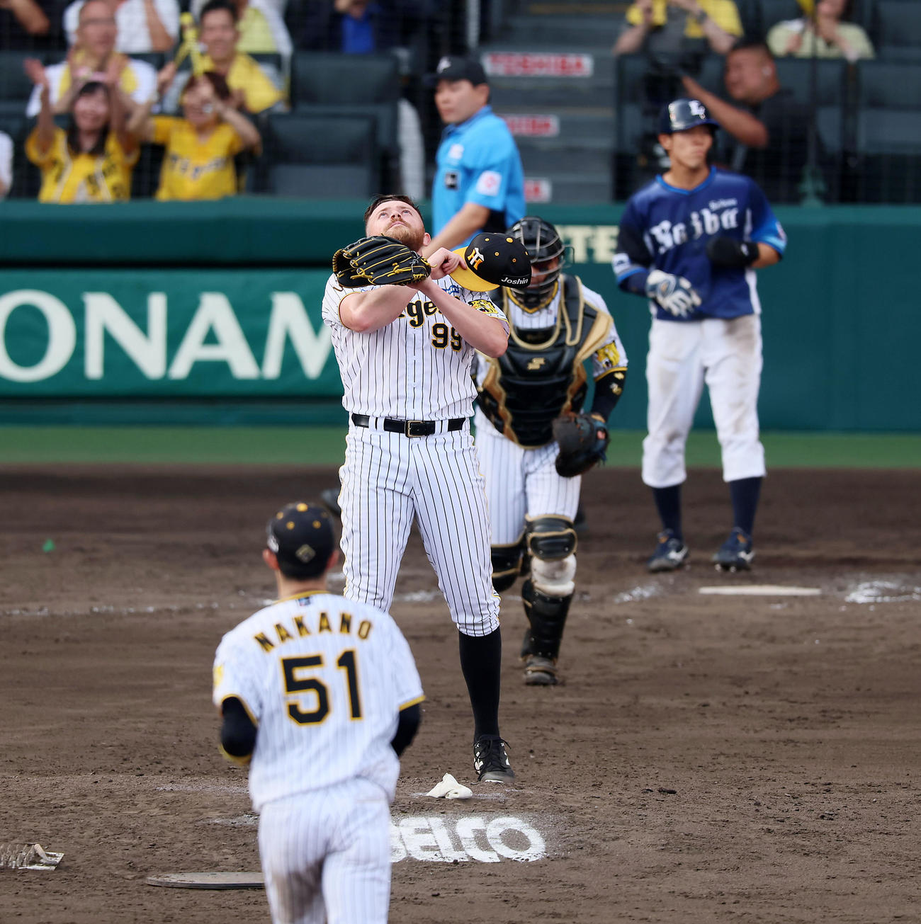阪神対西武　9回表西武2死三塁、ビーズリーは長谷川を左飛に仕留めマウンド上で空を見上げ腕をクロスする（撮影・加藤哉）