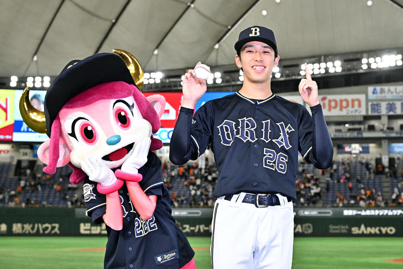 巨人対オリックス　プロ初勝利のオリックス斎藤は記念球を手にポーズを決める（撮影・滝沢徹郎）