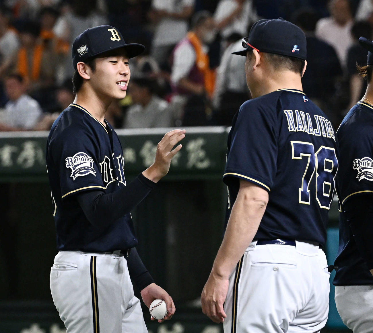 巨人対オリックス　試合後、プロ初勝利のオリックス斎藤（左）は中嶋監督とタッチをかわす（撮影・滝沢徹郎）