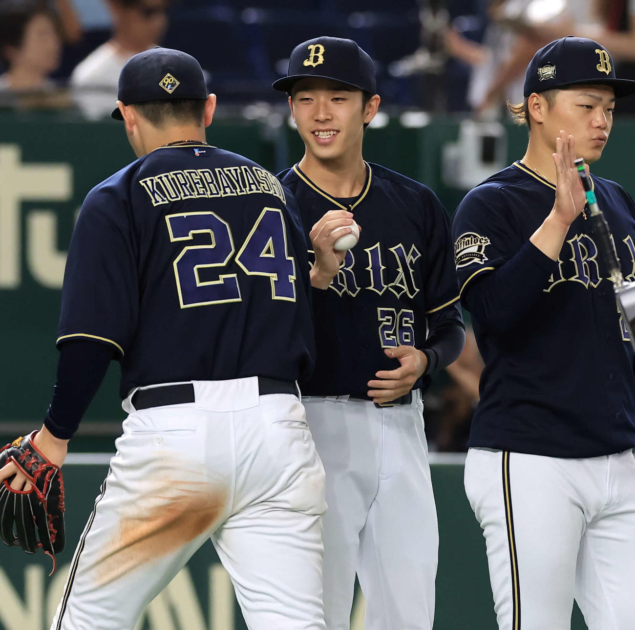 巨人対オリックス　プロ初勝利を決めたオリックス斎藤響介（中央）は紅林からウイニングボールを受け取り笑顔（撮影・浅見桂子）