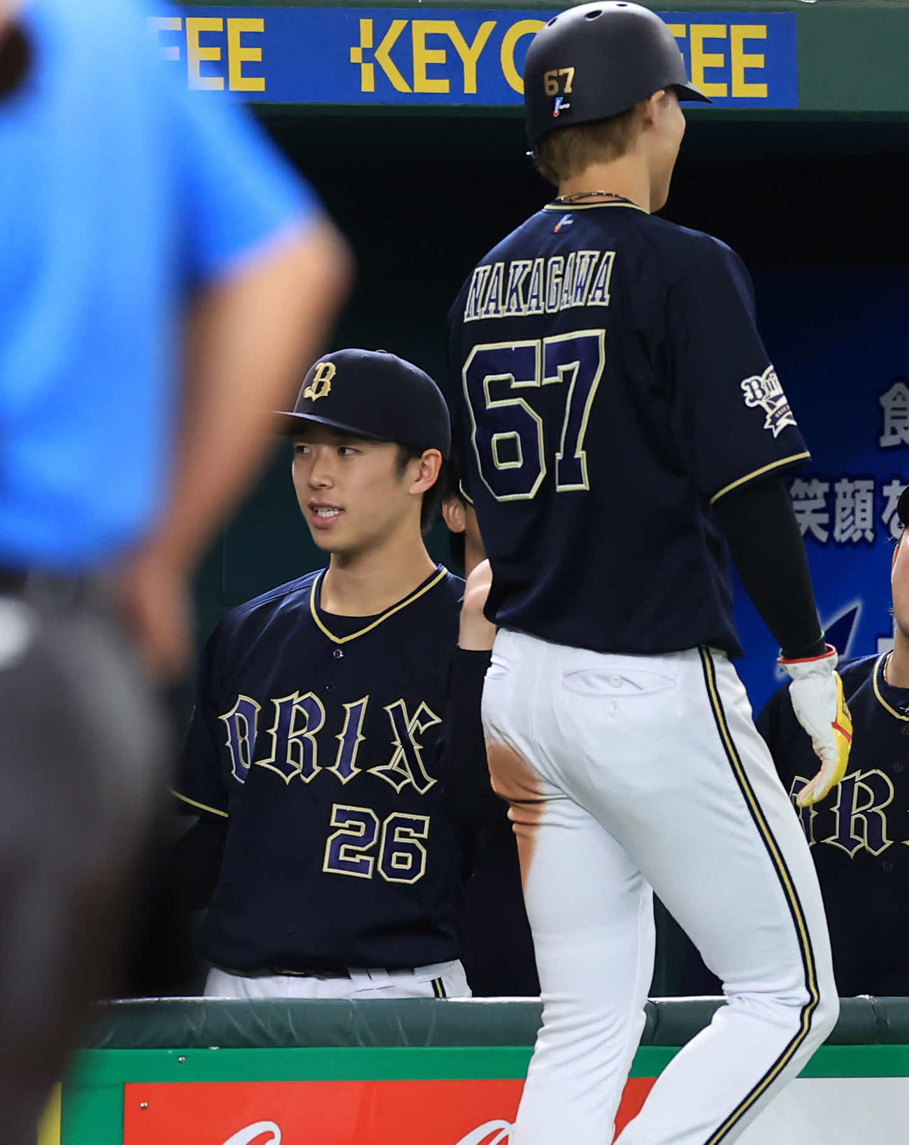 巨人対オリックス　1回表オリックス2死三塁、西川の先制適時打で生還した中川（手前）をハイタッチで迎える斎藤（撮影・浅見桂子）