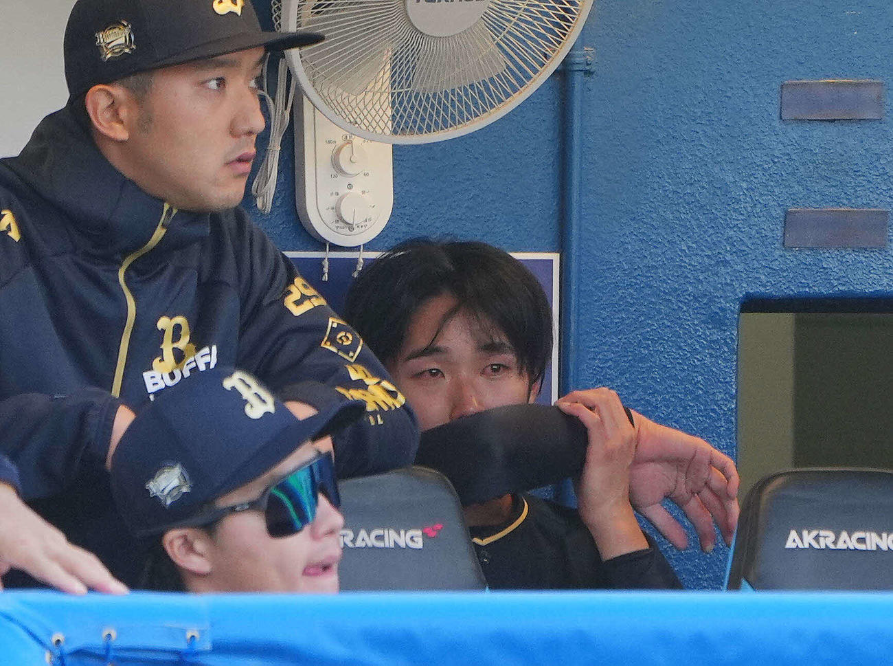 3月17日、ヤクルトとのオープン戦に登板したオリックス斎藤は、村上、西川から2本の本塁打を浴びベンチで涙する