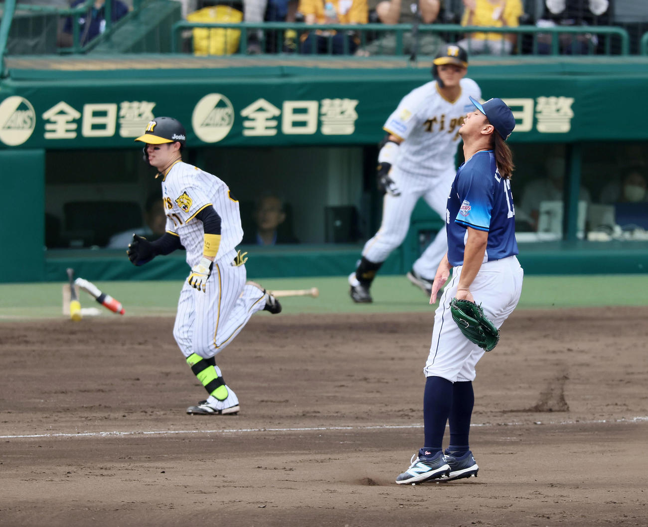 阪神対西武　3回裏阪神1死一、二塁、高橋は中野に右へ適時二塁打を打たれ失点（撮影・加藤哉）