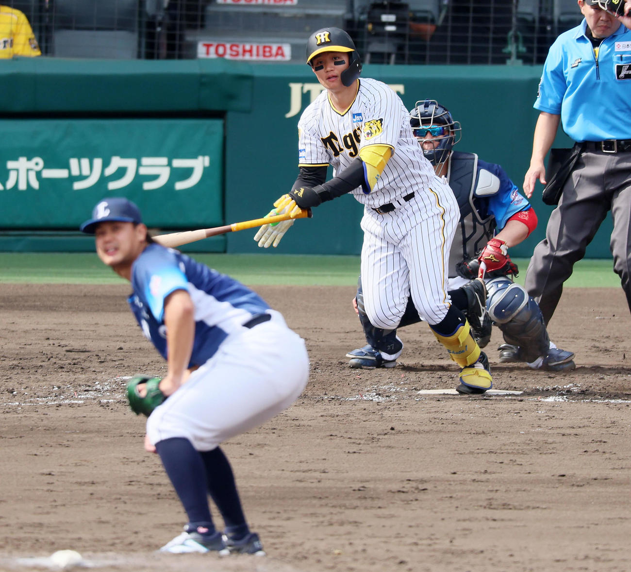阪神対西武　5回裏阪神1死一、三塁、森下は中適時打を放つ。投手は高橋（撮影・加藤哉）