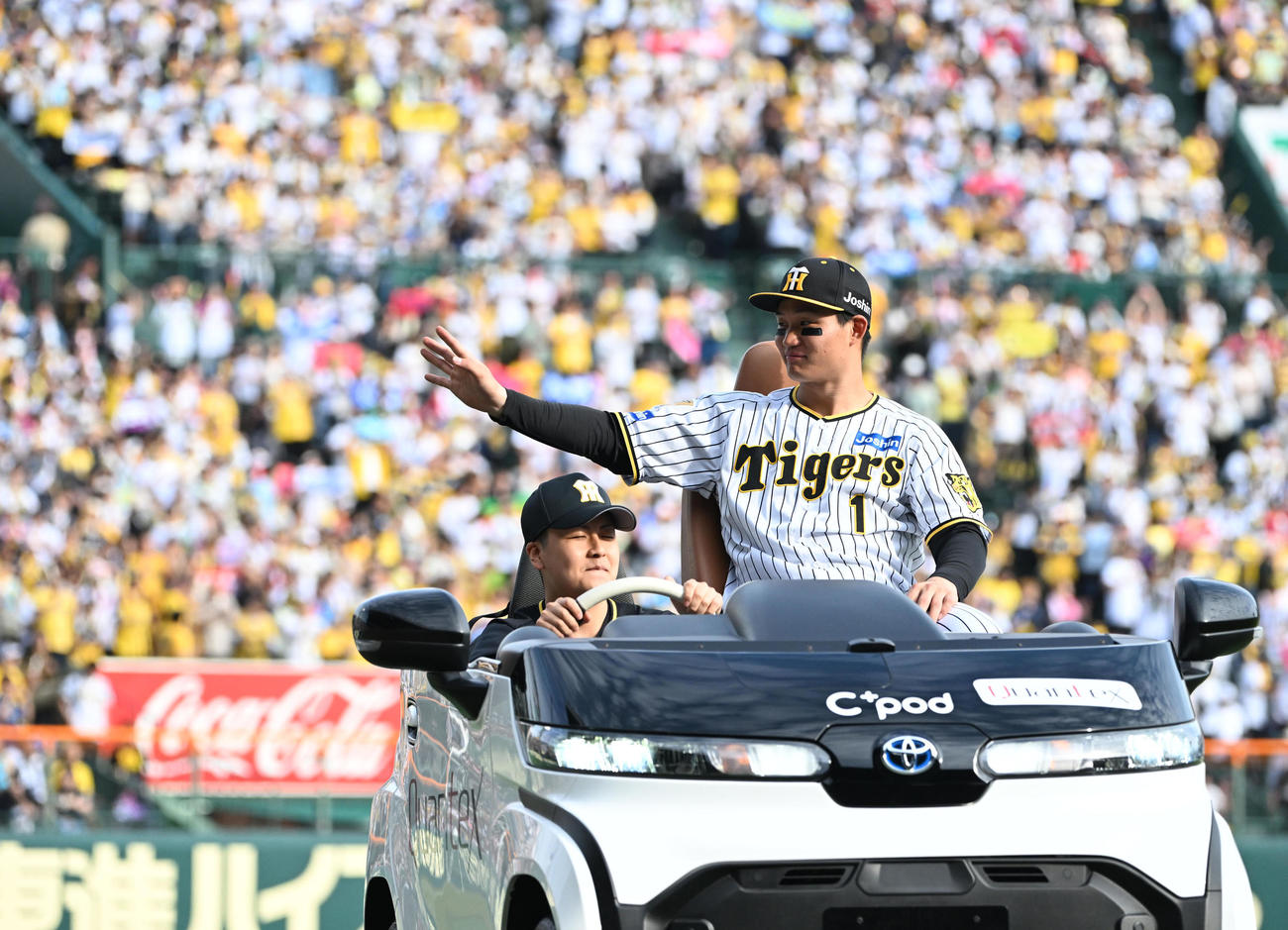 阪神対西武　ビクトリーランでファンの声援に応える森下（撮影・和賀正仁）