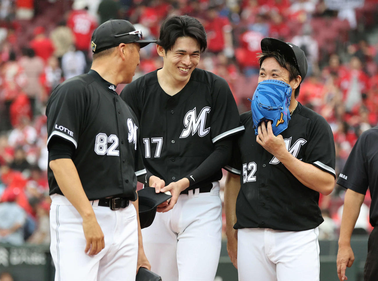 広島対ロッテ　5勝目の佐々木朗希（中央）。左は小野コーチ。右は益田（撮影・加藤孝規）
