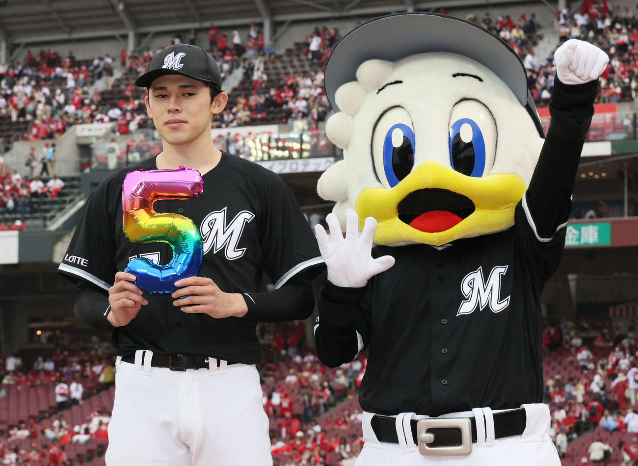 広島対ロッテ　5勝目の佐々木。右はマーくん（撮影・加藤孝規）