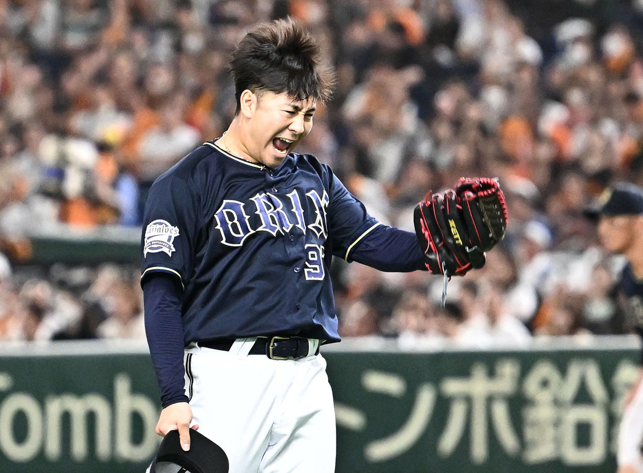 巨人対オリックス　7回裏巨人2死満塁、ヘルナンデスを三ゴロに打ち取り雄たけびを上げる古田島（撮影・滝沢徹郎）