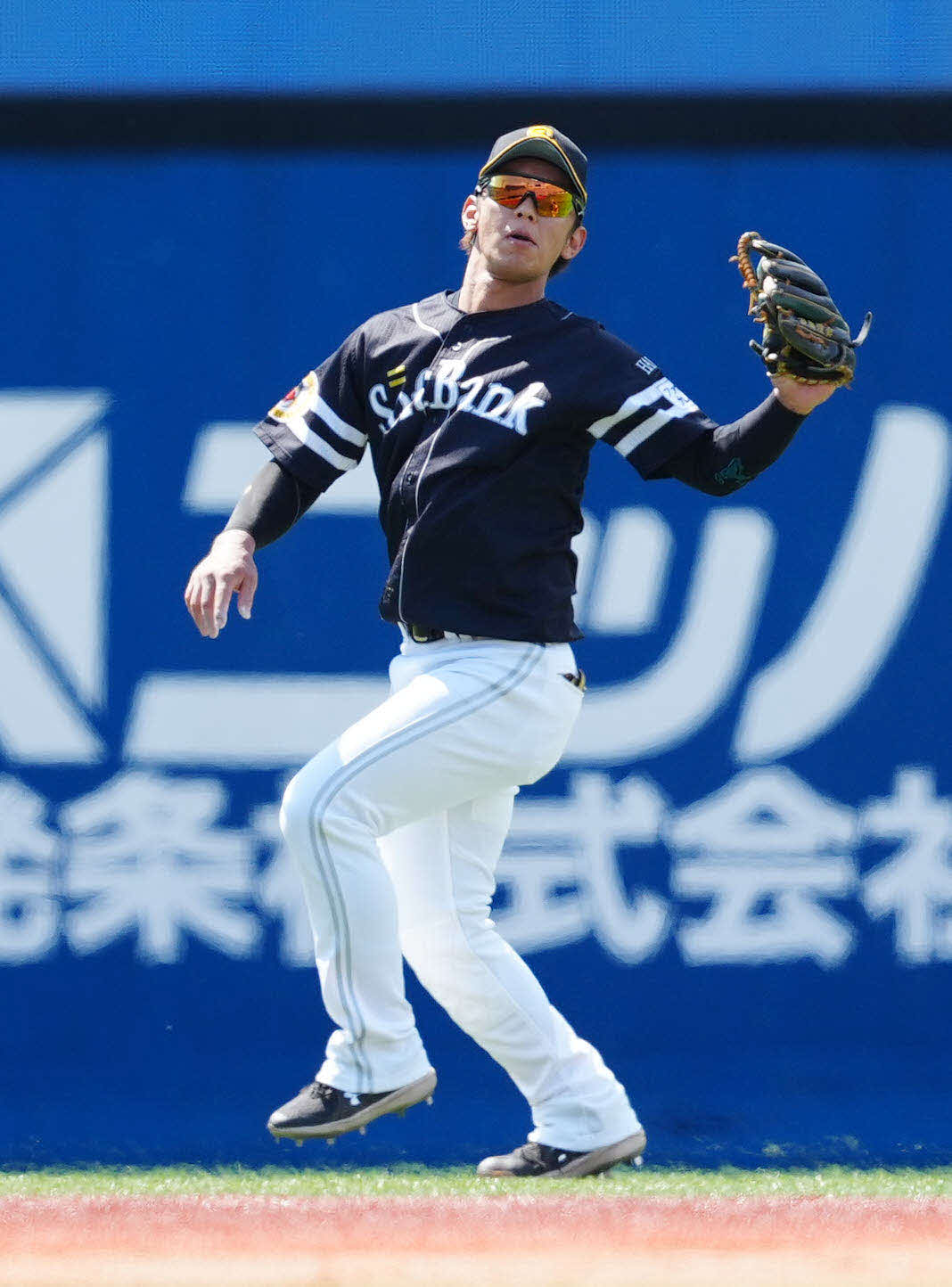 DeNA対ソフトバンク　1回裏DeNA1死、遊飛となった井上の打球を捕球した今宮（撮影・江口和貴）