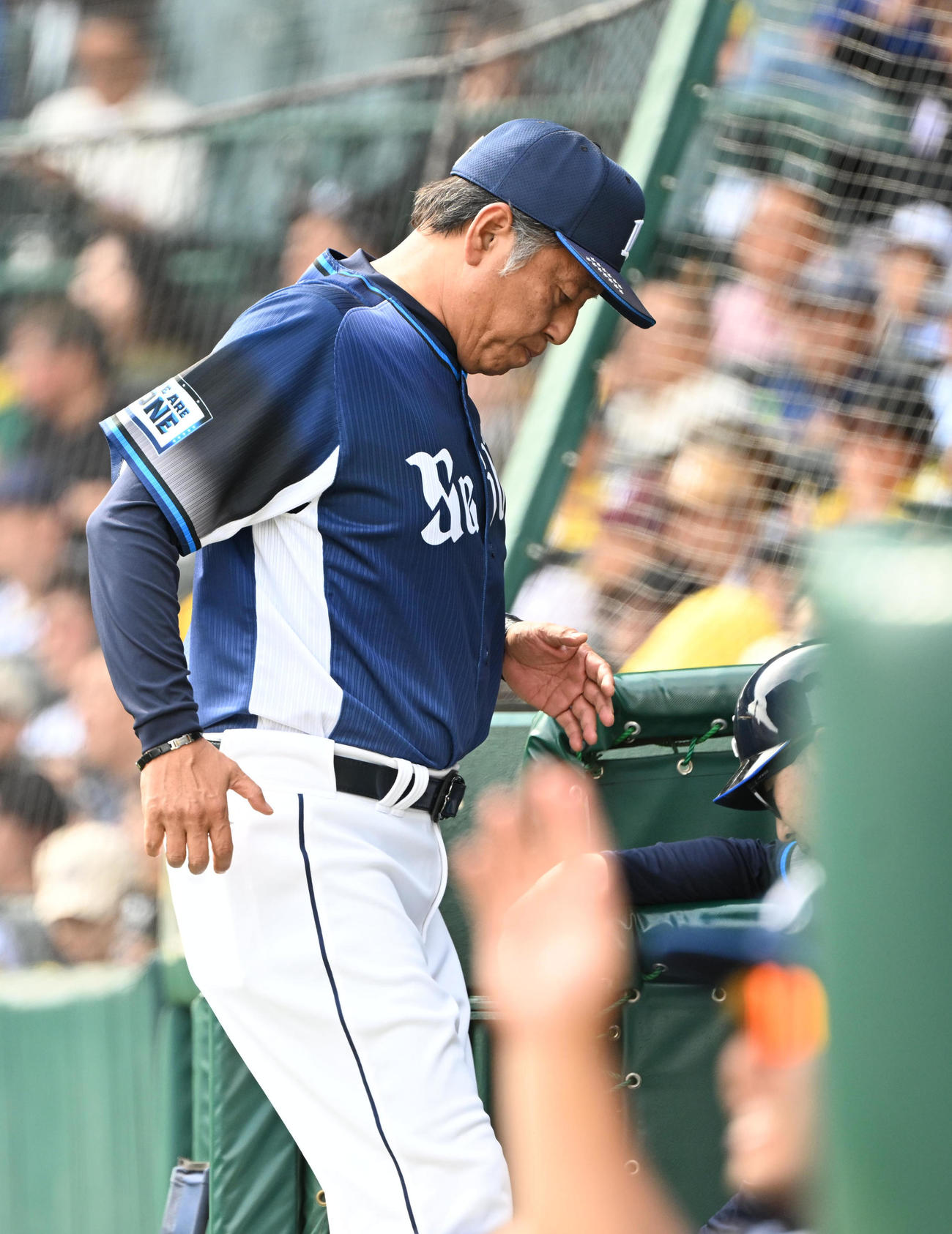 阪神対西武　6回表を終え選手の交代を告げる西武渡辺監督代行（撮影・和賀正仁）