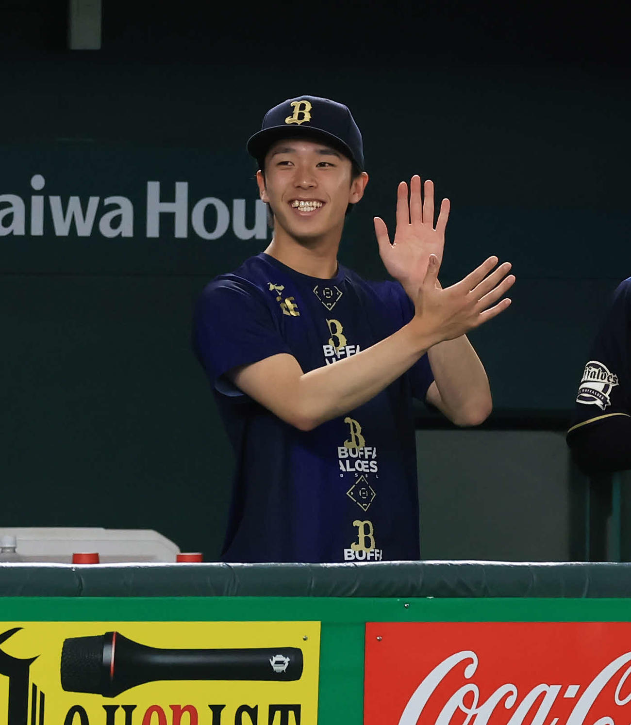 巨人対オリックス　8回表オリックス2死一、二塁、頓宮が2点適時二塁打を放ち笑顔で拍手する斎藤（撮影・浅見桂子）