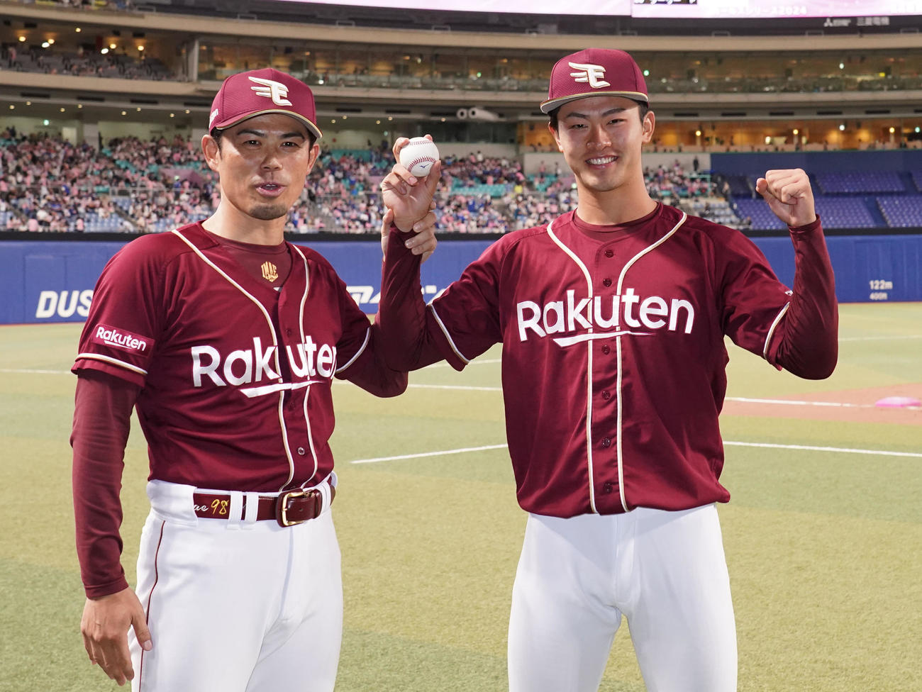 中日対楽天　試合終了、勝利球を手に今江監督とポーズを決めるプロ入り初勝利の古謝（右）（撮影・森本幸一）