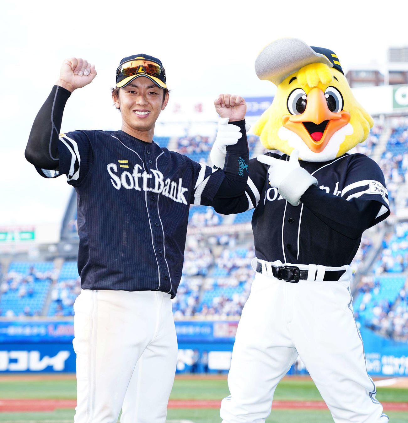 DeNA対ソフトバンク　DeNAに勝利しヒーローのソフトバンク今宮はハリーホークと写真に納まる（撮影・垰建太）