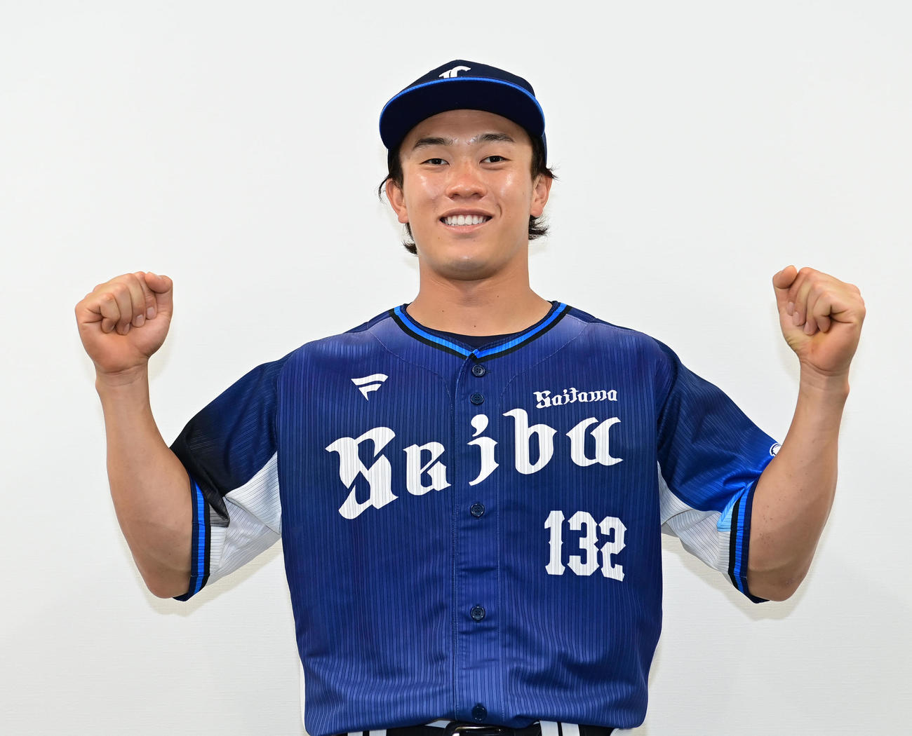 支配下選手契約を結びガッツポーズする西武奥村（撮影・和賀正仁）
