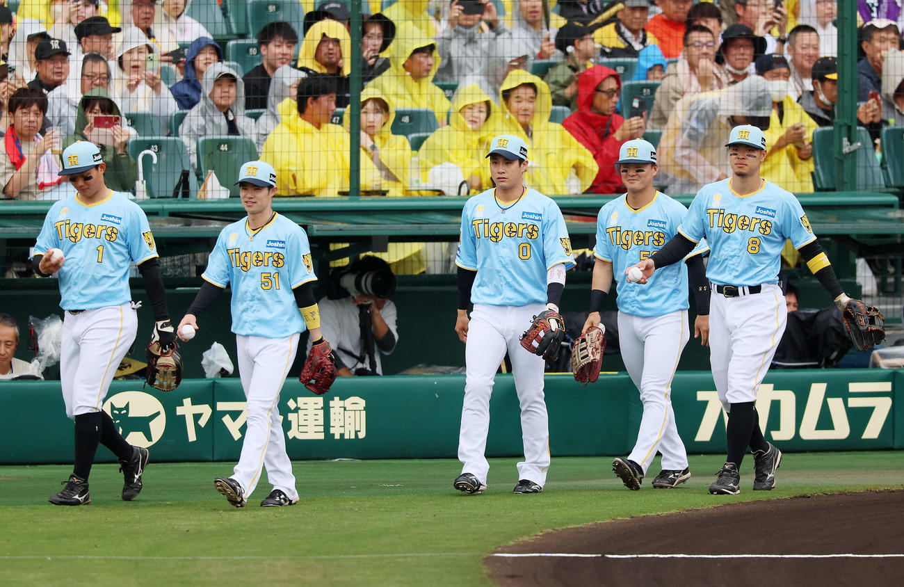 阪神対西武　水色のユニホームを着用して試合に挑む阪神ナイン（撮影・加藤哉）