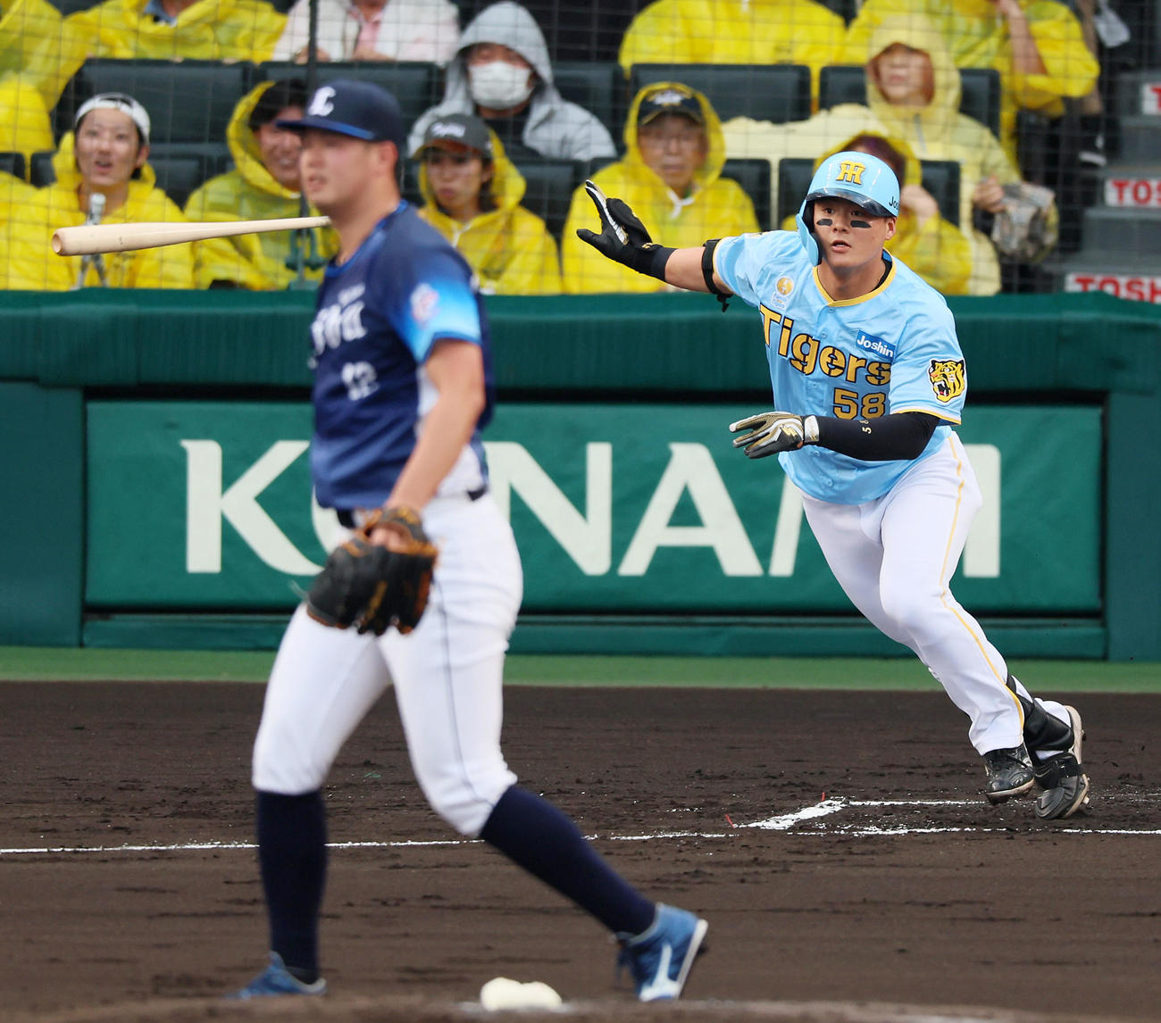 阪神対西武　1回裏阪神1死、前川は右前打を放つ。投手は渡辺（撮影・加藤哉）